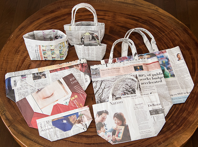 横山さんが新聞紙で作ったクラフトバッグの数々。「差し上げると、皆さんから喜ばれるので、作りがいがあります」