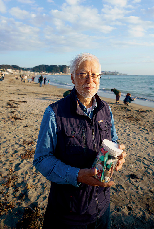 小島政行(こじま・まさゆき)さん(特定非営利活動法人「プラスチックフリージャパン」代表) 小島政行さんのプロフィール 1949年、神奈川県生まれ。慶應義塾大学卒。大学で応用物理を学び、卒業後、第二精工舎(現セイコーインスツル)でクオーツ時計の開発を手がける。退社後、米国のソフトウェアを日本の企業に販売するビジネスを展開。一線を離れた2013年から社会貢献活動に目を向けるようになり、2017年、NPO法人プラスチックフリージャパンを設立し、代表となる。ペットボトル、レジ袋、テイクアウト用カップ、ストローの“使い捨てビッグ4”をなくすことを目標に、ビーチクリーニング、市民活動への参加、講演などを通して啓蒙に努めている。神奈川県藤沢市在住。家族は妻と愛犬一匹。趣味は木工で、自作した和み地蔵像は販売もされている。 「海はもちろん、人間や動物の環境を汚染するプラスチックごみを可及的速やかに不使用にする活動を、もっと広げていかなければならないと思っています」と語る小島政行さん。鎌倉市の由比ヶ浜にて 聞き手/木村智子さん(生長の家埼玉教区青年会委員長、生長の家光明実践委員) 写真/堀 隆弘