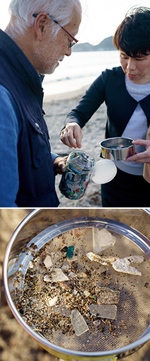 由比ヶ浜の砂浜で採取すると、たくさんのプラスチックごみが出てきた（下）。上は、聞き手の木村智子さん