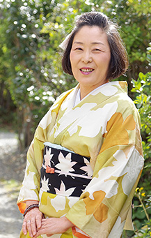 自分で仕立て直した着物を着る廣島さん。「古い着物をよみがえらせた時は、いつも感動します」