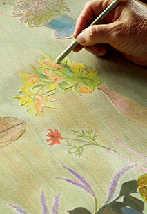 今、制作中の作品では、新しい試みとして、絵の中に押し花のように貼り付けた草花も用いて絵を描いている