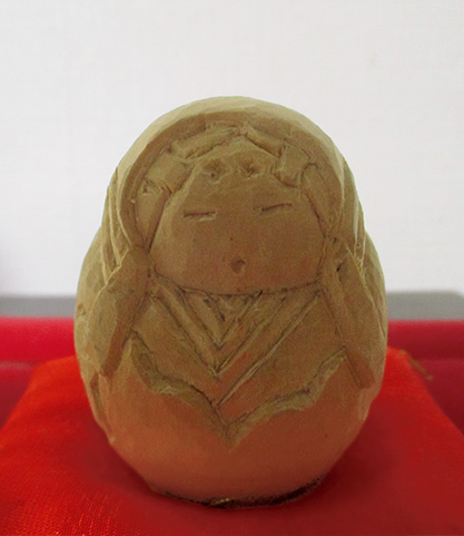平成27年に制作した、像高10センチほどの「姫だるま」(筆者提供)