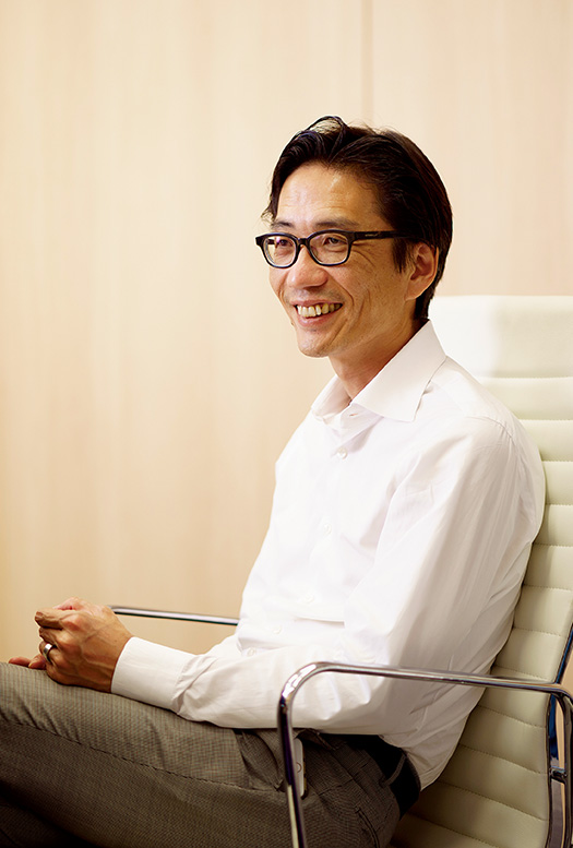 湯浅 誠(ゆあさ・まこと)さん(NPO法人 全国こども食堂支援センター・むすびえ理事長、法政大学教授) 聞き手/山中生恵さん(生長の家長坂子ども食堂調理リーダー、生長の家地方講師)写真/堀 隆弘 湯浅 誠さんのプロフィール 1969年、東京都生まれ。社会活動家、法政大学教授、NPO法人 全国こども食堂支援センター・むすびえ理事長。1990年代より野宿者(ホームレス)支援に携わるとともに、ネットカフェ難民問題を指摘し、貧困ビジネスを告発するなど、現代日本の貧困問題を現場から訴え続けている。2008年に刊行した『反貧困──「すべり台社会」からの脱出』(岩波新書)は、貧困問題に多くの人が気づくきっかけとなり、高い評価を受けた。2009年より足掛け3年間、内閣府参与に就任。その後、現職。著書は、『どんとこい、貧困!』(イースト・プレス)、『「なんとかする」子どもの貧困』(角川新書)など多数。