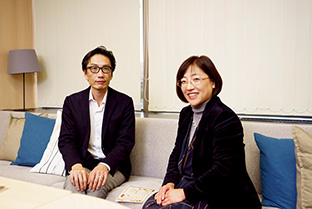 2時間に及んだインタビューを終えて。右は、聞き手の山中さん