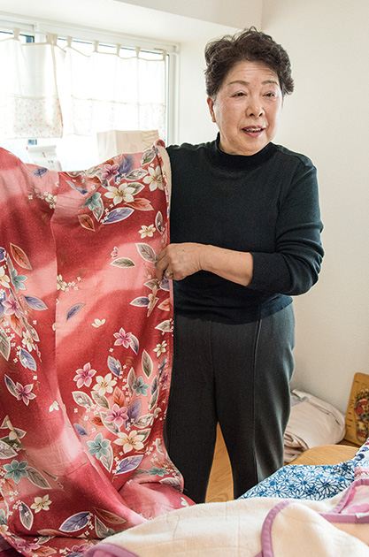 伊東さん 81歳・岩手県 妹からもらった端切れに、毛布を張り合わせて作ったひざかけを手に 取材/南野ゆうり 撮影/野澤 廣