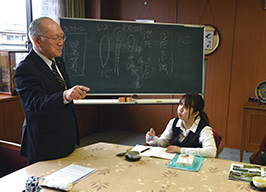 福岡県教化部で開催された勉強会に参加する橋本さん。左は大塚和富・福岡教区教化部長