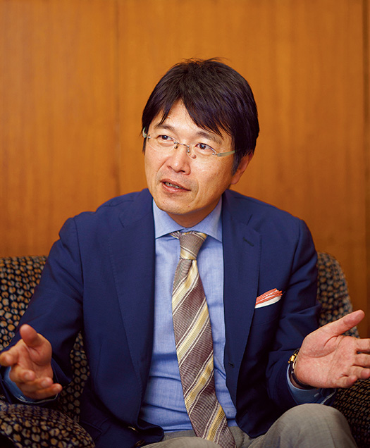 橋本淳司(はしもと・じゅんじ)さん(水ジャーナリスト、アクアスフィア・水教育研究所代表) 聞き手/田中明憲さん(生長の家国際本部職員、生長の家本部講師) 写真/堀 隆弘 橋本淳司さんのプロフィール 1967年、群馬県生まれ。学習院大学卒業。水ジャーナリストとして、水問題やその解決方法を調査、発信している。アクアスフィア・水教育研究所を設立し、自治体、学校、企業、NPO、NGOと連携しながら、「みずから考える人」「水を語れる人」を養成するなど、水問題、水リテラシーの普及活動(国や自治体への政策提言やサポート、子どもや市民を対象とする講演活動、啓発活動のプロデュース)を行う。著書に『67億人の水 「争奪」から「持続可能」へ』(日本経済新聞出版社)、『日本の地下水が危ない』(幻冬舎新書)、『100年後の水を守る水ジャーナリストの20年』(文研出版)、『水がなくなる日』(産業編集センター)などがある。