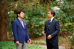 東京・港区赤坂にある「生長の家赤坂“いのちの樹林”」で。右は、聞き手の田中明憲さん