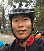 西手一幹(にして かつき) SNI自転車部メンバー 生長の家 奈良教区青年会 副委員長 有機農家で、仕事の合間にロードバイクで家の近くの峠を走っている。休日には、長いヒルクライムコースを含むロングライドもこなす。