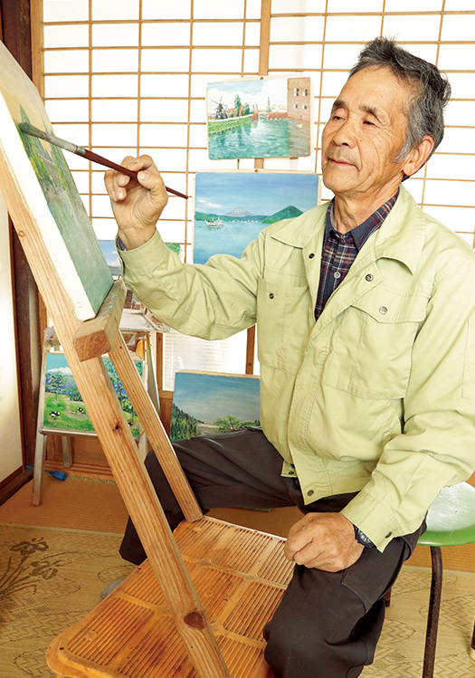 亀井光久(かめい・みつひさ)さん│69歳│宮崎県小林市 真剣な眼差しでキャンバスに向かう亀井さん。「絵を描くことで心が癒やされ、仕事の疲れもなくなります」 取材/磯部和寛(本誌) 写真/近藤陽介