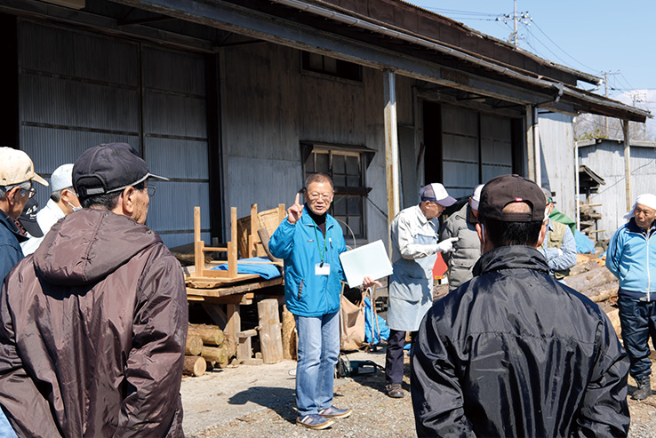 NPO法人 土に還る木 森づくりの会│静岡県御殿場市 定例作業の開始前に、全体ミーティングを行う代表理事の小松豊さん 取材・写真/原口真吾(本誌)