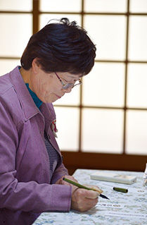一枚一枚、丁寧に霊牌を書いて先祖を供養している