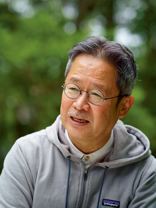 川嶋 直(かわしま・ただし)さん(日本環境教育フォーラム理事長) 聞き手/桜井 伸さん(生長の家国際本部職員、生長の家本部講師)写真/堀 隆弘 川嶋 直さんのプロフィール 1953年、東京都生まれ。早稲田大学卒。1980年に(財)キープ協会に入り、組織内に自然体験型環境教育事業を起業。大人対象の自然体験型環境宿泊プログラム「エコロジーキャンプ」を開催するなど、日本の環境教育事業化モデルのさきがけとなる。2005年の「愛・地球博」では、「森の自然学校・里の自然学校」の統括プロデューサーを務める。2007年〜2010年には、「企業と環境NPOとの協働を考える戦略会議」を主宰し、企業の環境コミュニケーション担当者の学びの場を提供。キープ協会常務理事を経て、現在、日本環境教育フォーラム理事長。著書に『就職先は森の中 インタープリターという仕事』(1998年小学館)、『KP法 シンプルに伝える紙芝居プレゼンテーション』(2013年みくに出版)などがある。●公益社団法人日本環境教育フォーラムのホームページのアドレス http://www.jeef.or.jp/