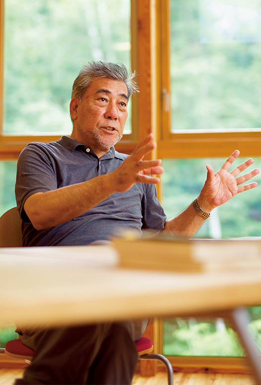 徳江倫明(とくえ・みちあき)さん (一般社団法人オーガニックフォーラムジャパン会長、フードトラストプロジェクト代表理事) 「自分の人生を賭けて取り組む価値があると思い、有機農業の道に入りました」と、有機農業への熱い思いを語る徳江さん 徳江倫明さんのプロフィール 一般社団法人オーガニックフォーラムジャパン会長、フードトラストプロジェクト代表理事。1951年、熊本県水俣市生まれ。高校時代、水俣病問題に直面し、環境問題や有機農業への関心を深める。早稲田大学卒業後、(株)ダイエーに入社。1978年、山梨県韮崎市に有機農業による農場を設立するとともに、有機農産物専門流通団体「大地を守る会」の活動に参画し、1980年から大地を守る会の活動に専念。1988年、日本リサイクル運動市民の会と提携し、有機農産物の宅配事業「らでぃっしゅぼーや」を興す。1990年には、有機JAS認証機関「アファス認証センター」の設立を手がける。著書に『農業こそ21世紀の環境ビジネスだ』(たちばな出版)などがある。 聞き手/小池聖明さん(生長の家国際本部職員、SNIオーガニック菜園部部長、生長の家本部講師)写真/堀 隆弘