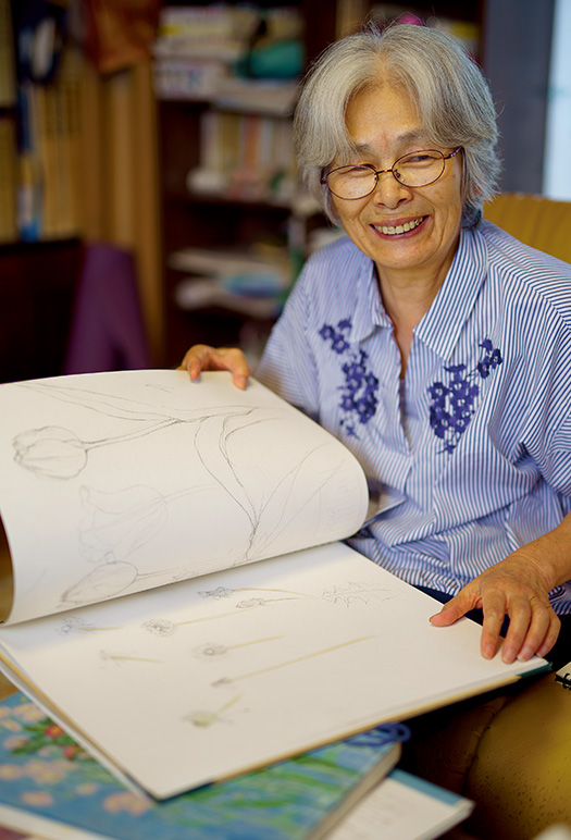 海野妙子(うんの・たえこ)さん│70歳│静岡県富士宮市 「集中して描いている時は、何の雑念もなく、澄んだ心になれるんです」と、笑顔で語る海野さん 取材/久門遥香(本誌) 写真/堀 隆弘