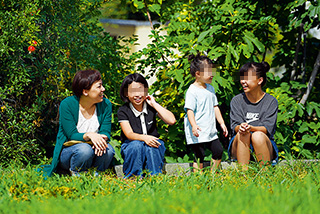 お子さんたちと。「親の姿を見て、我が子も教えを支えに生きてほしいです」