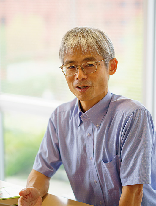 大島堅一(おおしま・けんいち)さん(龍谷大学政策学部教授、原子力市民委員会座長) 聞き手/矢野裕大さん(生長の家国際本部職員、生長の家本部講師)写真/堀 隆弘 大島堅一さんのプロフィール 龍谷大学政策学部教授。1967年福井県生まれ。1992年一橋大学社会学部卒業。1997年同大学大学院経済学研究科博士課程単位取得。経済学博士。専門は環境経済学、環境・エネルギー政策論。福島第一原発事故後、経済産業省総合資源エネルギー調査会問題委員会委員、内閣官房国家戦略室エネルギー・環境会議コスト等検証委員会委員などを務め、2018年から原子力市民委員会座長。主な著書に、『再生可能エネルギーの政治経済学──エネルギー政策のグリーン改革に向けて』(東洋経済新報社)、『原発のコスト──エネルギー転換への視点』(岩波新書)、『原発はやっぱり割に合わない──国民から見た本当のコスト』(東洋経済新報社)などがある。
