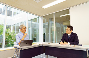インタビューに答える大島さん。右は、聞き手の矢野裕大さん