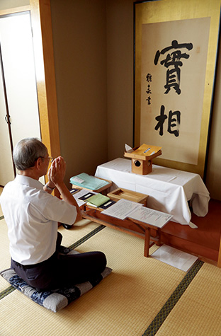 佐賀県教化部の「祈りの間」で神想観を実修する