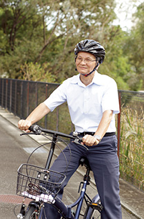 最近は、有志とともに自転車に乗って愛行に出かけているという