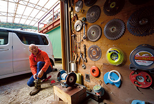 車庫の隣にある小屋には、森林整備に使う用具がきれいに保管されている