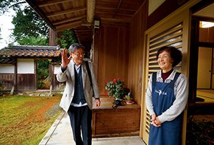 妻の京子さんに見送られて外出する。自宅は築400年という由緒ある屋敷だ