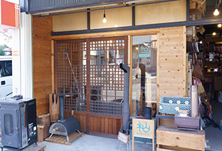 杣プロジェクト│静岡市駿河区 杣プロジェクトの事務所で、地元産の木質ペレットを手にして説明する坪井建憲さん 取材・写真/永谷正樹