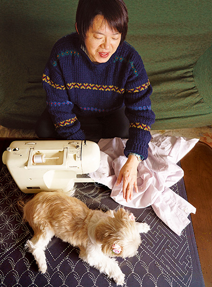 大橋美樹子さん(60歳)東京都町田市 愛犬の、ののちゃんが気持ちよさそうに、ミシンの音に耳を傾ける 取材/原口真吾(本誌) 撮影/堀 隆弘