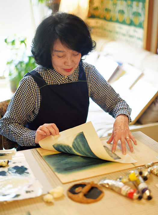 春日信子(かすが・のぶこ)さん│73歳│東京都江東区 「木版画は、絵とクラフトの両方の楽しさがあり、どちらも大好きな自分にはぴったりのものなんです」と春日さん 取材/久門遥香(本誌) 写真/遠藤昭彦