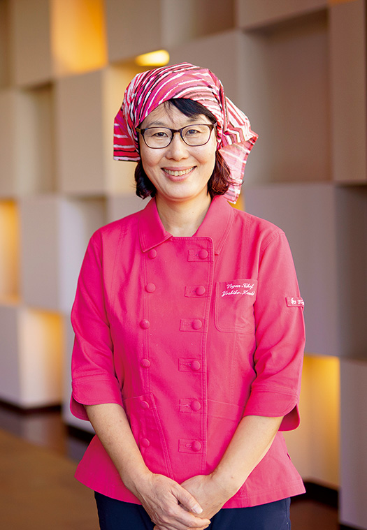 本道佳子(ほんどう・よしこ)さん(和ビーガンシェフ、NPO法人 国境なき料理団代表) 聞き手/源 明子さん(生長の家国際本部職員、生長の家本部講師補、SNIオーガニック菜園部部長)写真/堀 隆弘 本道佳子さんのプロフィール 東京都生まれ。高校卒業後、フードコーディネーターの道に進み、25歳で単身ニューヨークへ。高級レストランで修業後、エグゼクティブダイニングで働き、ロサンゼルスに移って、ケータリングを手がけながらオーガニックやマクロビオティックに触れる。2000年に帰国後、フリーの料理人として映画の撮影現場やコンサートツアーの帯同シェフを務める。2010年、「国境なき料理団」(2013年にNPO認定)を起ち上げ、その本拠地として野菜料理レストラン「湯島食堂」をオープン(2014年閉店)。自然災害被災地での炊き出し、医療施設などでも出張料理人として活躍する。著書に『大人気野菜レストラン湯島食堂ちからがわく野菜の100皿』(メディアファクトリー)、『夢を叶える精進料理 湯島食堂のミラクルごはん』(マガジンハウス)などがある。