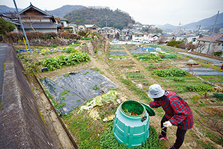 自宅の前の畑。農作業を体験できる「くま農園」として貸し出しもしている