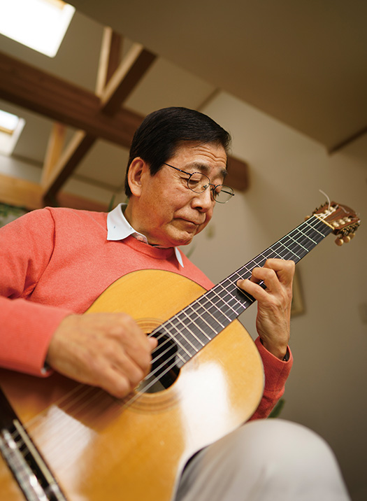 佐藤佳樹(さいとう・よしき)さん│72歳│仙台市青葉区 『禁じられた遊び』のテーマ曲を演奏する佐藤さん。「今でも私が一番好きな曲です」 取材/佐柄全一 写真/堀 隆弘