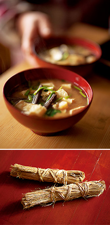 自家製のわら納豆(写真下)で作った納豆汁。ペースト状にした納豆を混ぜるのが山形流。具はセリ、キクイモ、塩抜きした塩蔵ワラビ、油揚げと、具だくさん
