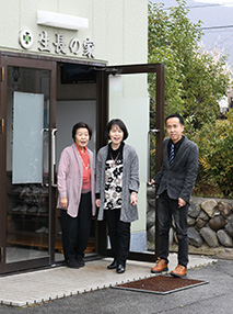 左から祖母と母親