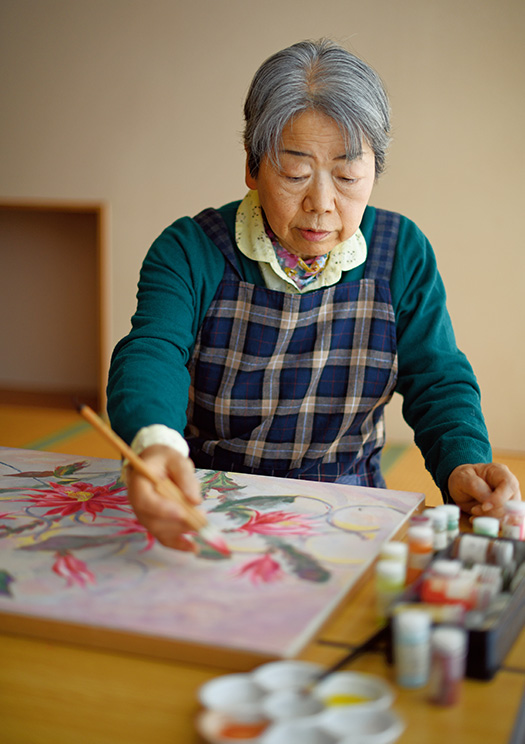 O.T.さん│70歳│千葉県 本格的な日本画も、絵手紙の延長。いつも無心で絵を描くという 取材/佐柄全一 写真/遠藤昭彦