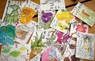 数え切れないほど描いた絵手紙。その1枚1枚にそれぞれの思い出があるという