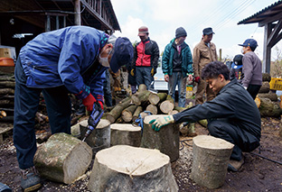 NPO法人「ふじ山森の会」│静岡県富士市 菌を打つためにほだ木の断面と側面に穴を開ける 取材・写真/永谷正樹