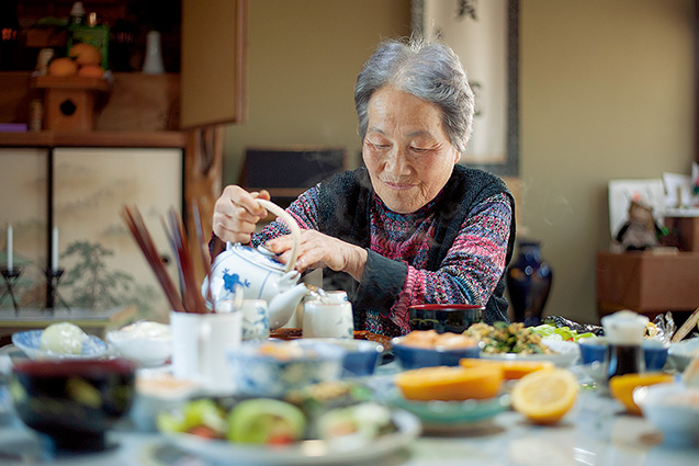 井上敬子さん（72歳）北九州市小倉南区 毎日の食卓には、家庭菜園で採れた無農薬・無化学肥料の野菜や、舅の遺した果樹に生った果物が並ぶ