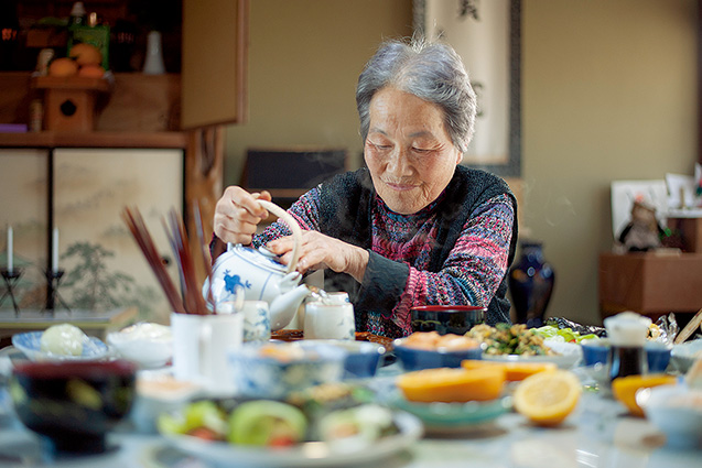 井上敬子さん(72歳)北九州市小倉南区 毎日の食卓には、家庭菜園で採れた無農薬・無化学肥料の野菜や、舅の遺した果樹に生った果物が並ぶ