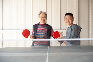 孫と。次男の家が向かいにあり、孫たちがよく遊びにきてくれる