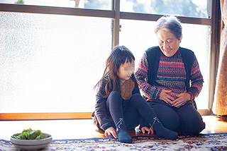 自宅の縁側で、愛する孫と過ごす午後のひととき