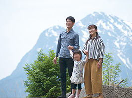 南アルプスを一望できる自宅近くで。娘と