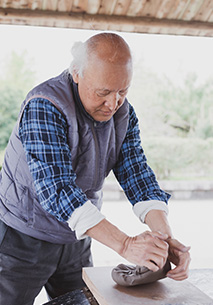 土を練るのも簡単なことではなく、何カ月も練習して、ようやく身につくという
