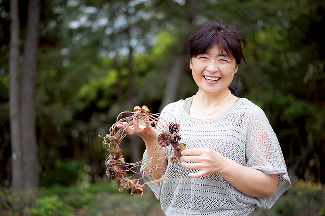 川添陽子(かわそえ・ようこ)さん(55歳)宮崎市 一ツ葉海岸の松林で集めた松ぼっくりから作ったリースを手に 取材/原口真吾(本誌) 撮影/髙木あゆみ