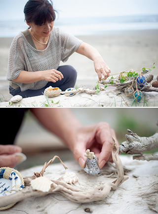上:“海の宝物”で小物作りを楽しむ/下:サンゴのかけらとフジツボの殻を合わせたクラフト