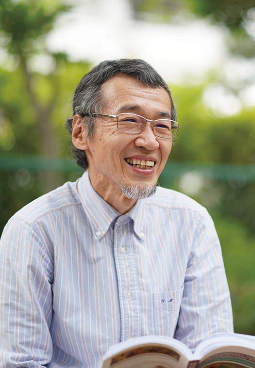 西川芳昭(にしかわ・よしあき)さん(龍谷大学経済学部教授) 聞き手/遠藤勝彦(本誌) 写真/永谷正樹 西川芳昭さんのプロフィール 1960年、奈良県の種屋に生まれる。京都大学卒業、英国バーミンガム大学大学院生物学研究科および公共政策研究科修了。現在、龍谷大学経済学部教授。2020年3月から英国コベントリー大学アグロエコロジー・水・レジリエンス研究センター訪問研究員。農学博士。専門は農村開発・農業生物多様性管理。国内外のフィールドで、農家の種子調達や品種管理の調査研究を続ける。著書に『地域文化開発論』(九州大学出版会)、『作物遺伝資源の農民参加型管理―経済開発から人間開発へ』(農山漁村文化協会)、『種子が消えればあなたも消える―共有か独占か』(コモンズ)、編著に『生物多様性を育む食と農―住民主体の種子管理を支える知恵と仕組み』(コモンズ)などがある。