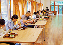 食堂では対面で座るのを避け、椅子の配置を横一列に変更した