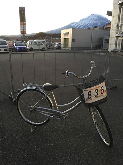 レースに使ったママチャリ。後ろには富士山がそびえる