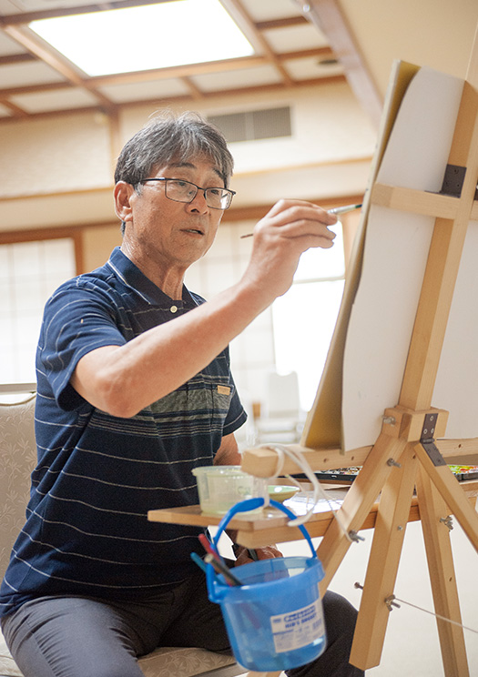 杉本光明(すぎもと・みつあき)さん│76歳│高知市 イーゼルに立てたキャンバスに向かって絵筆を走らせる杉本さん。「夢中になって描いていると、時間が経つのを忘れてしまいます」 取材/佐柄全一 写真/髙木あゆみ
