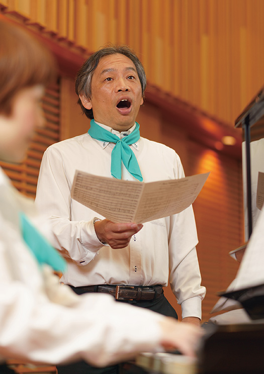西新知樹(にしあら・ともき)さん│59歳│大阪府堺市 声楽を通して人生観、世界観が広がったという西新さん。今日も練習に余念がない 取材/佐柄全一 写真/永谷正樹